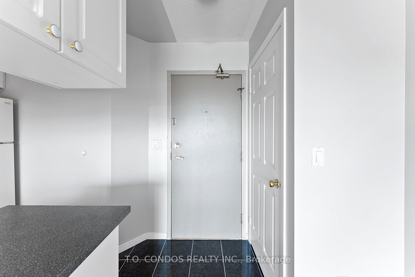 909 Bay St, unit 2002 for rent - image #5