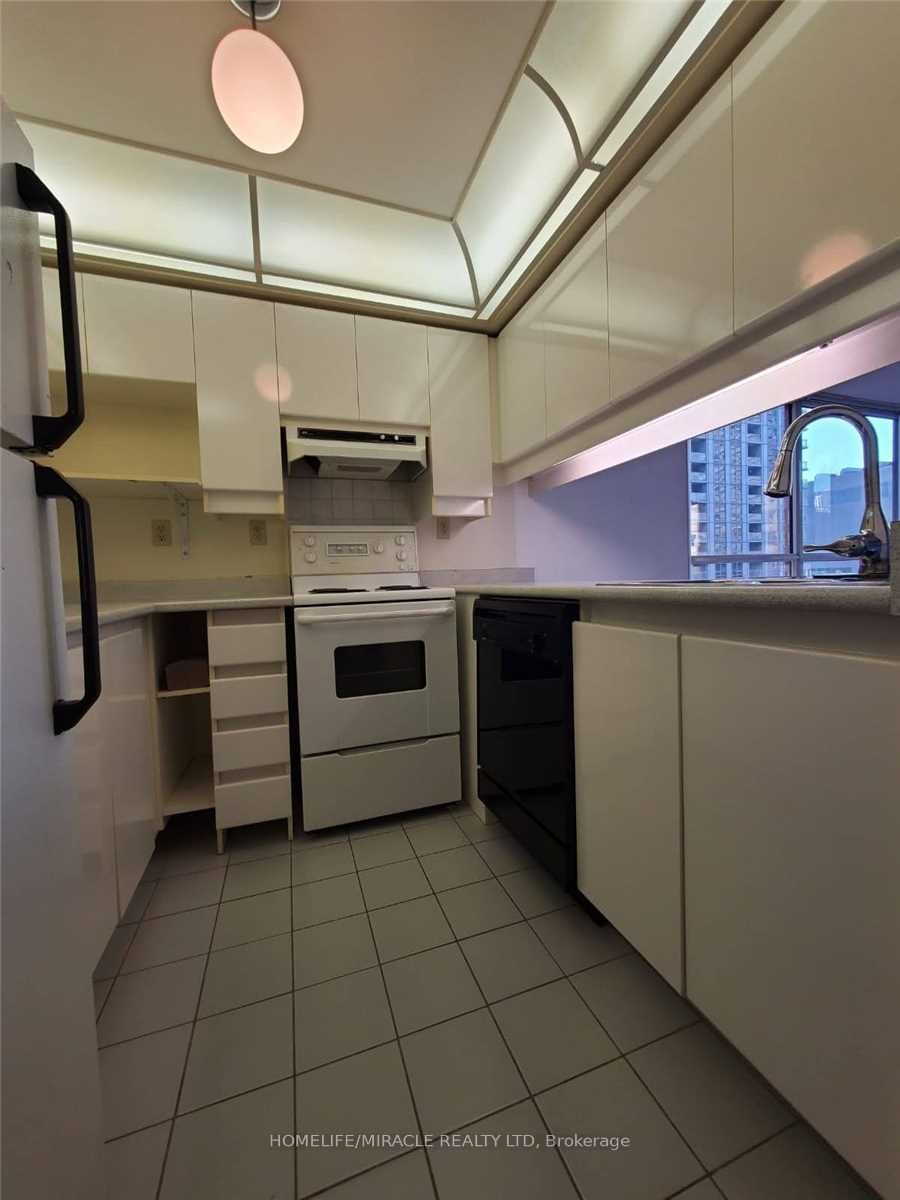 736 Bay St, unit 911 for rent - image #5