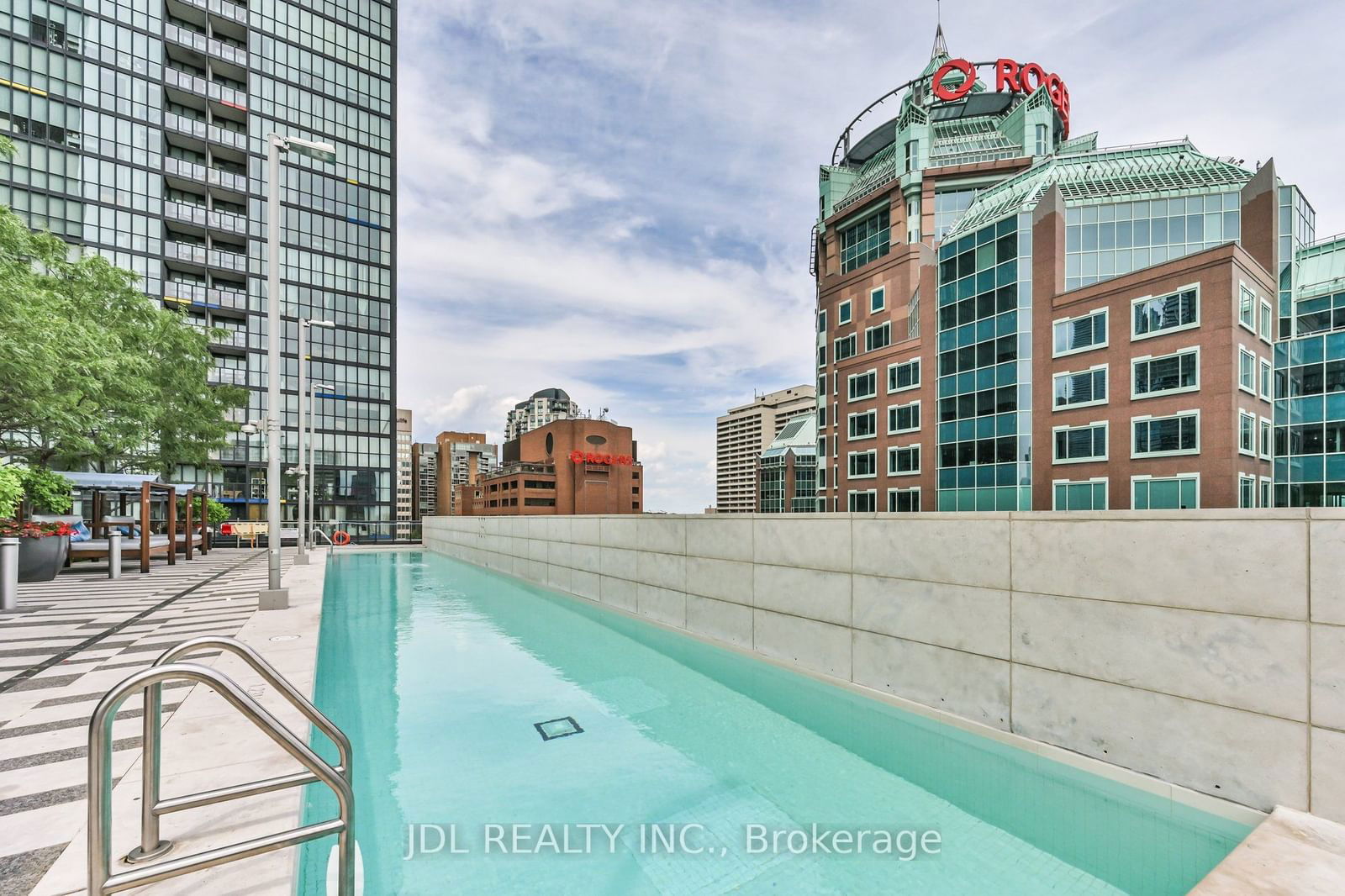 101 Charles St E, unit 704 for sale