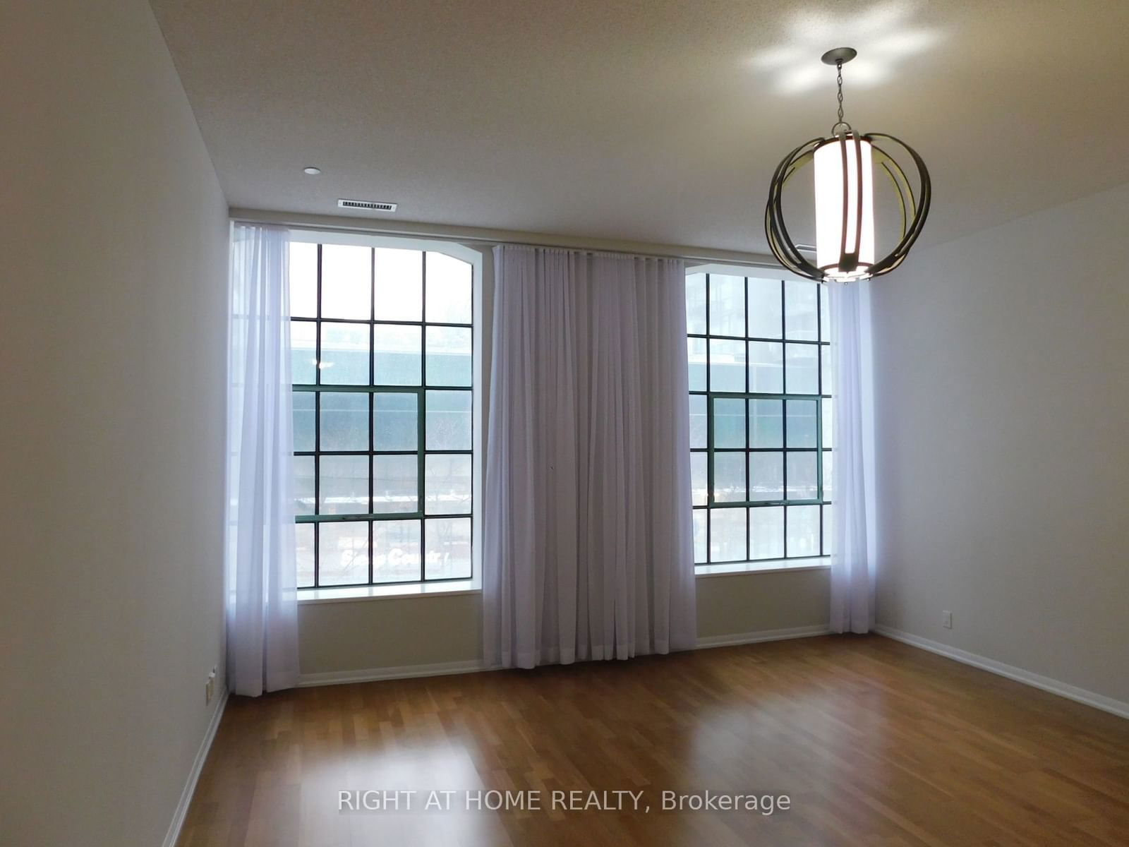 832 Bay St, unit 208 for rent - image #8