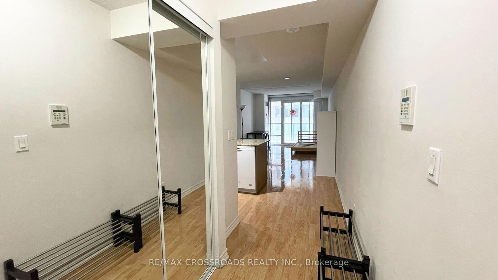 761 Bay St, unit 806 for rent - image #3