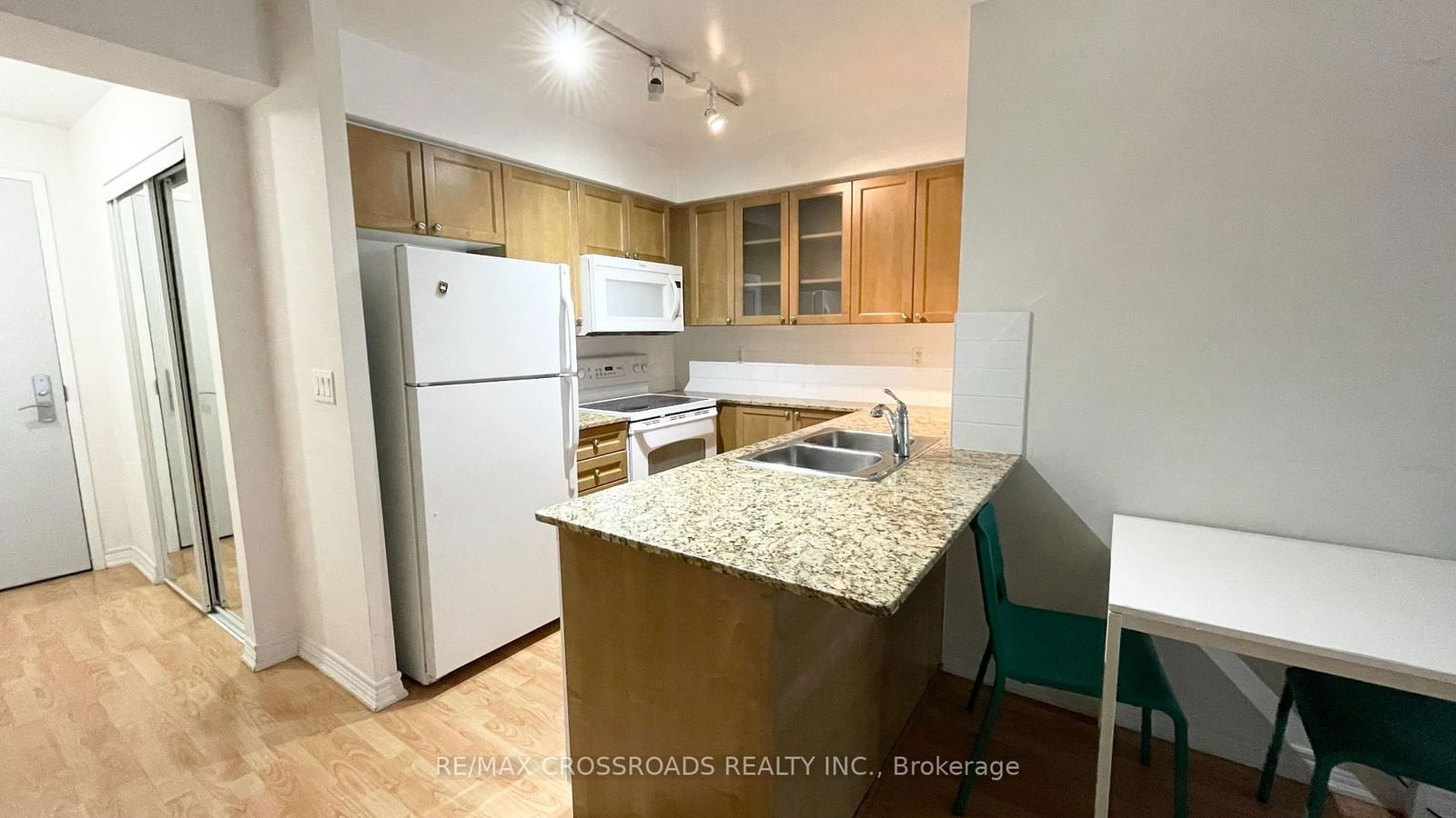 761 Bay St, unit 806 for rent - image #5