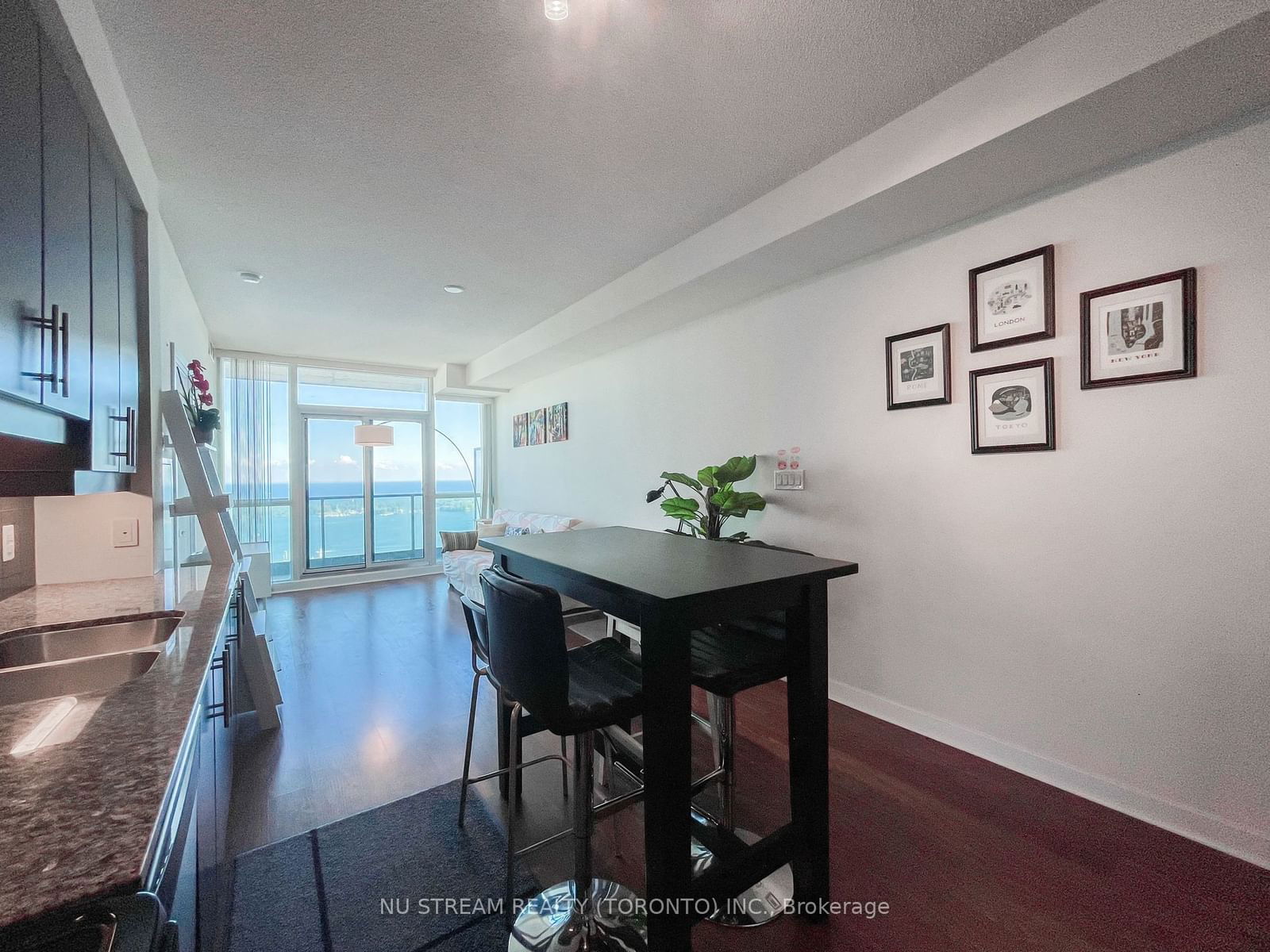 33 Bay St, unit 4509 for rent