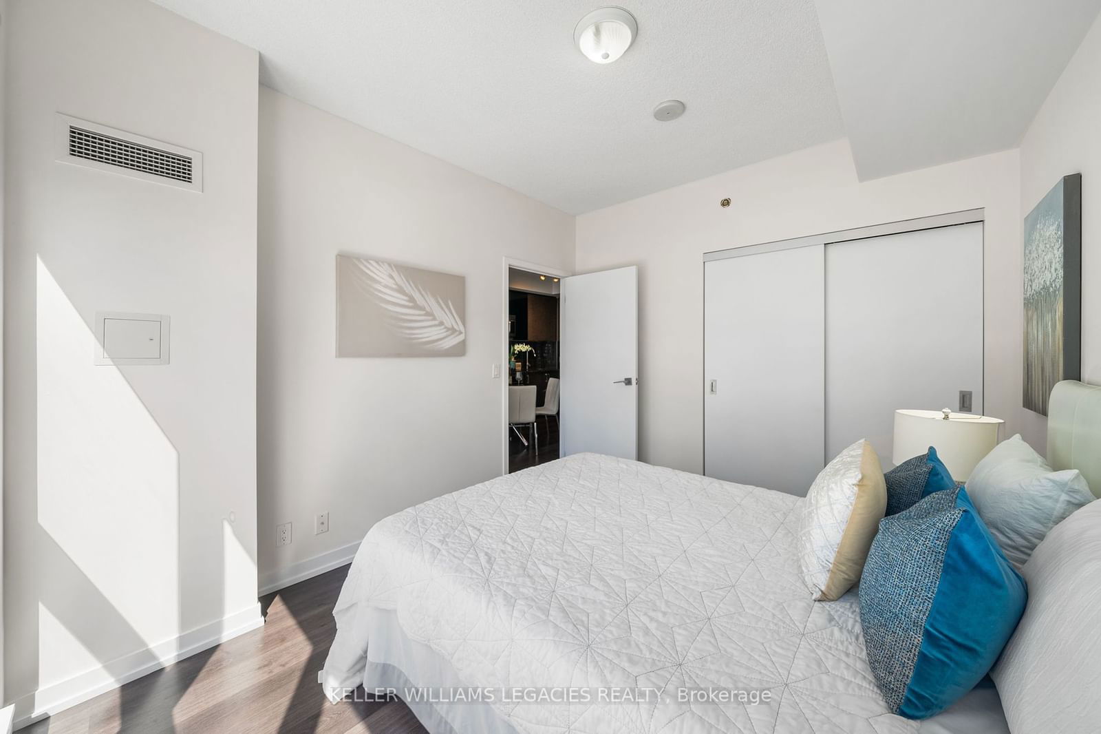 98 Lillian St, unit 819 for sale - image #12