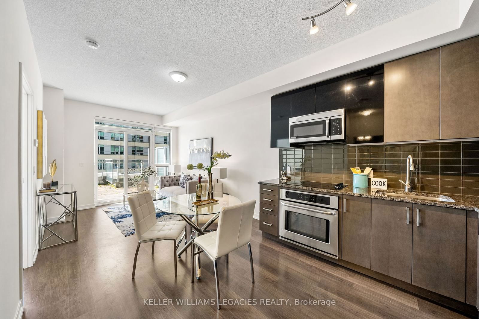 98 Lillian St, unit 819 for sale - image #2