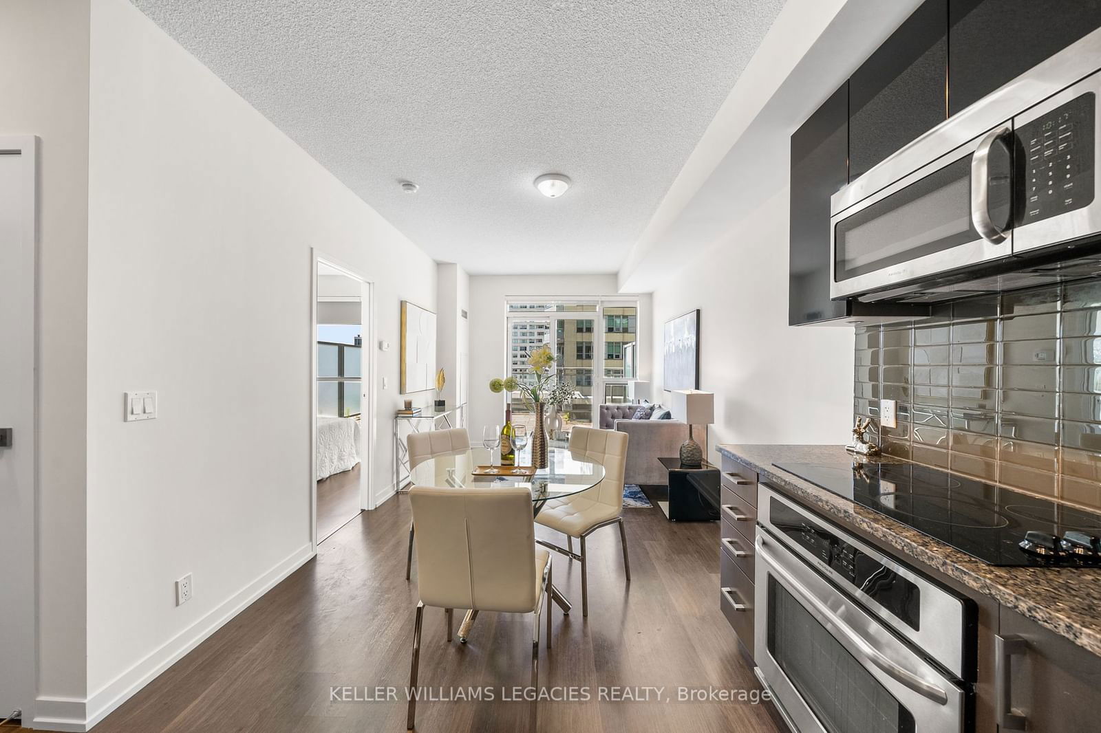 98 Lillian St, unit 819 for sale - image #4