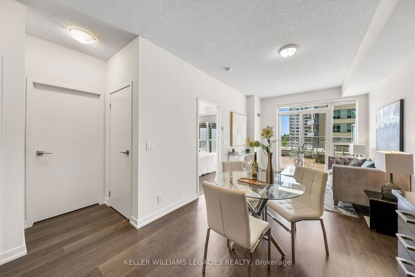 98 Lillian St, unit 819 for sale - image #6