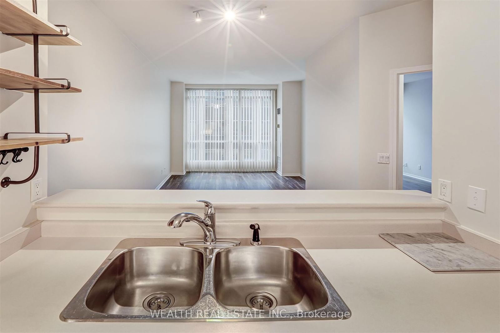 7 King St E, unit 1612 for sale - image #8