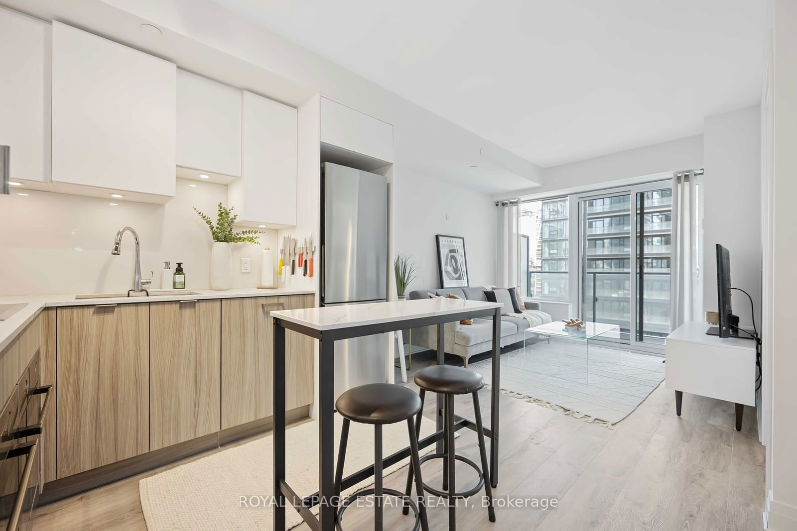 99 Broadway Ave, unit 811 for sale - image #11