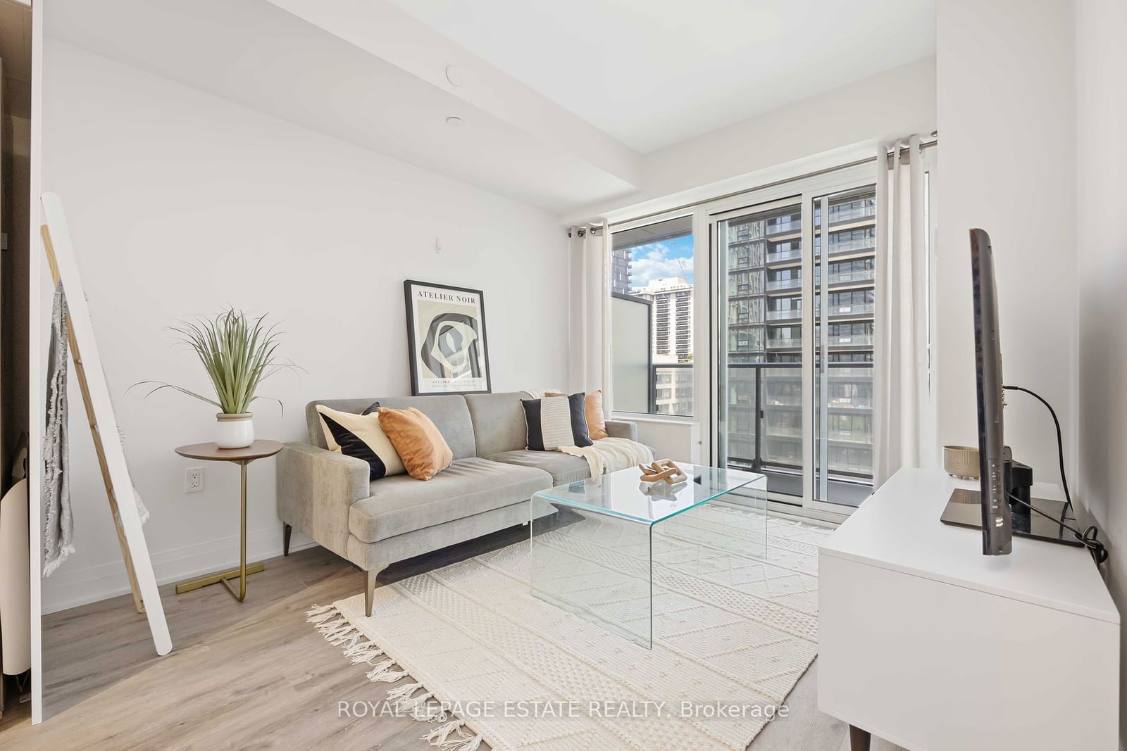 99 Broadway Ave, unit 811 for sale - image #21