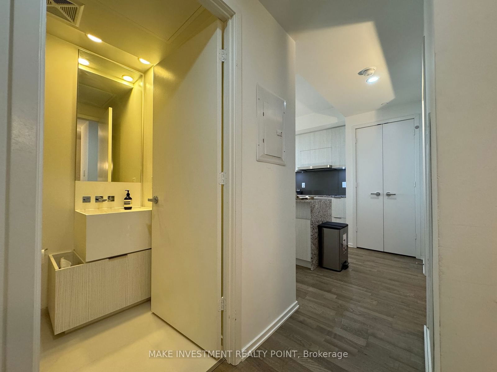 1 Bloor St E, unit 6307 for rent - image #2