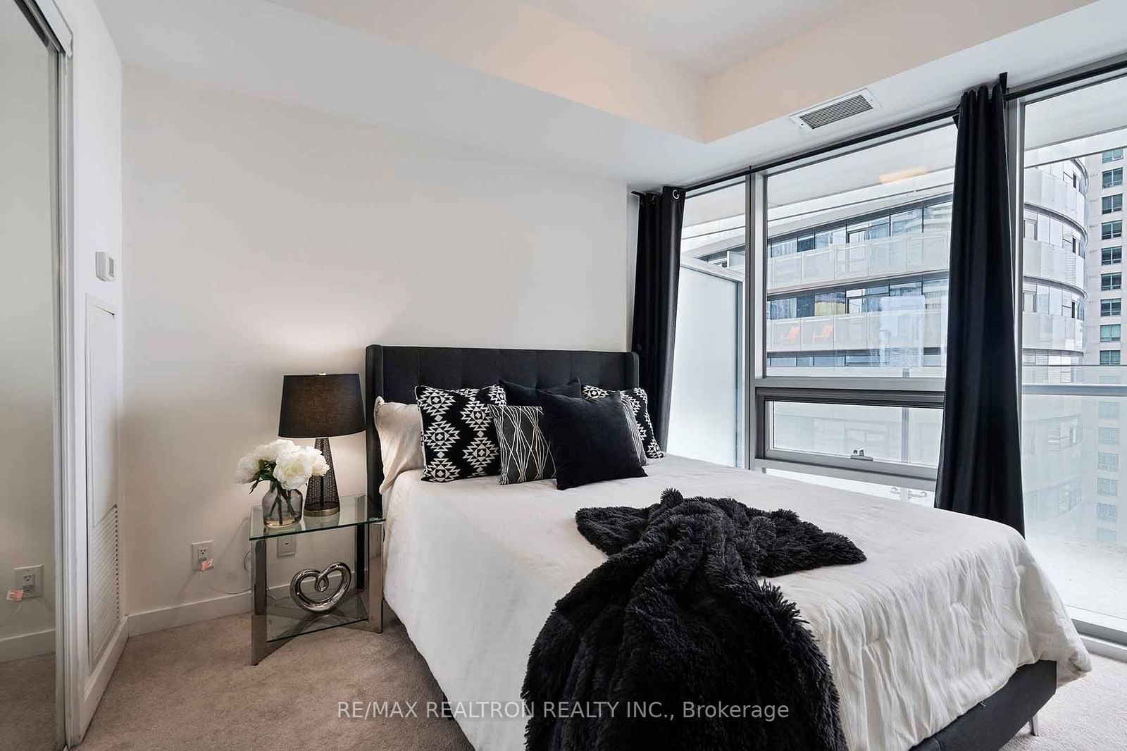 14 York St, unit 1906 for sale - image #11