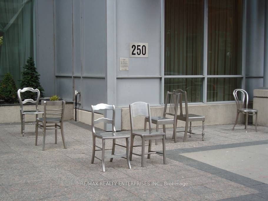 250 Wellington St W, unit 1435 for rent