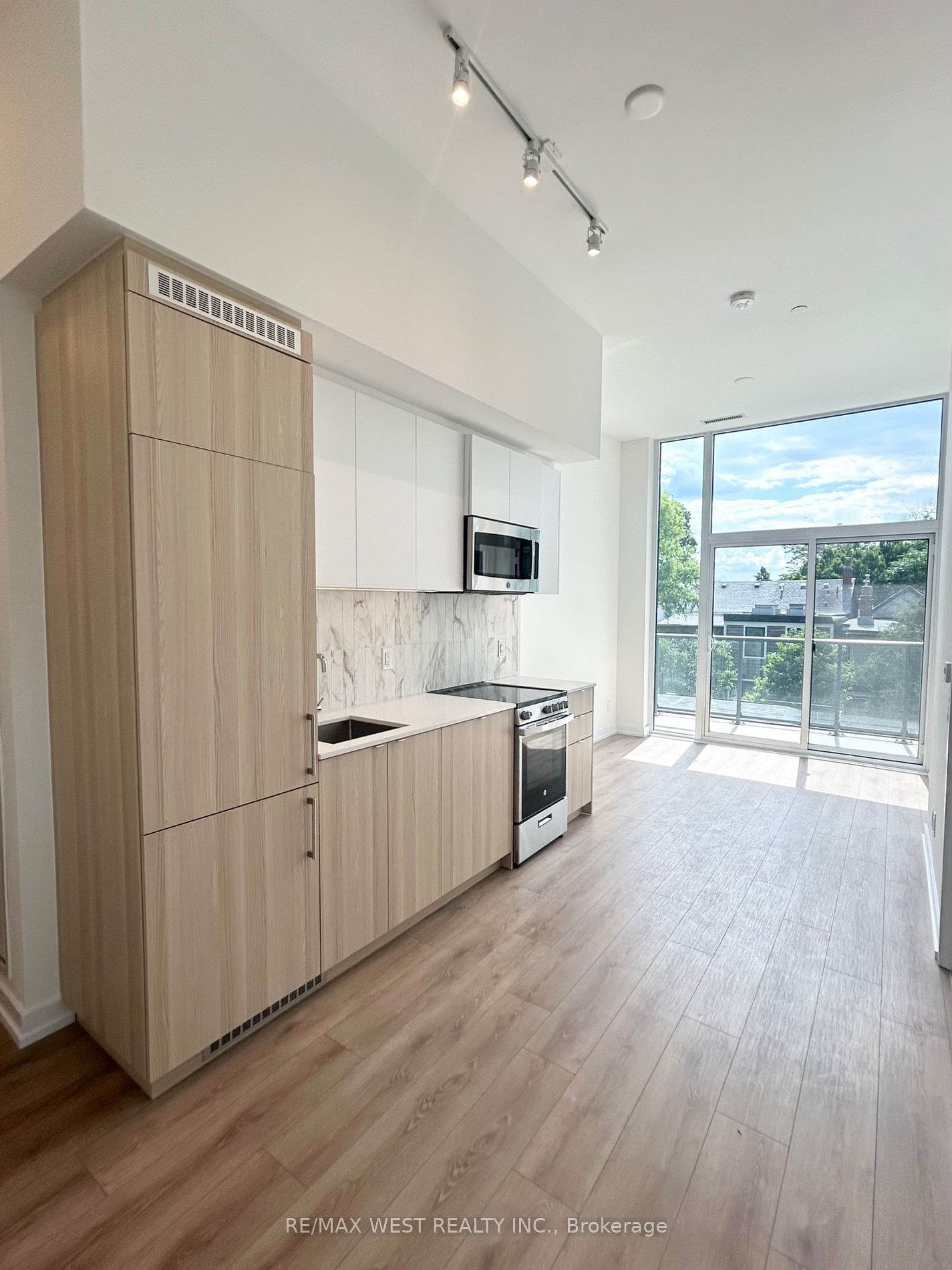 500 Dupont St, unit 216 for sale - image #8