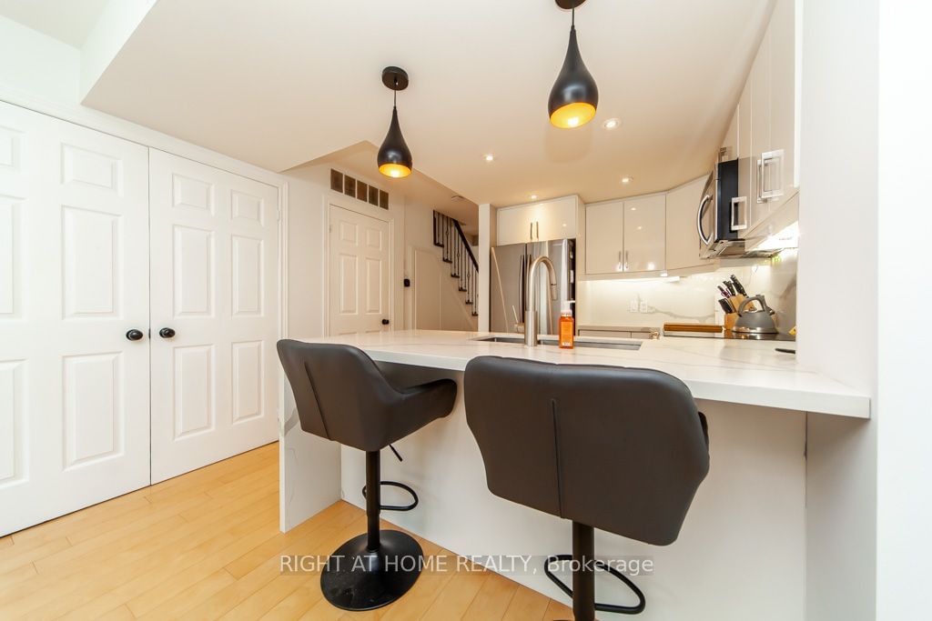 208 Niagara St, unit 36 for sale - image #12