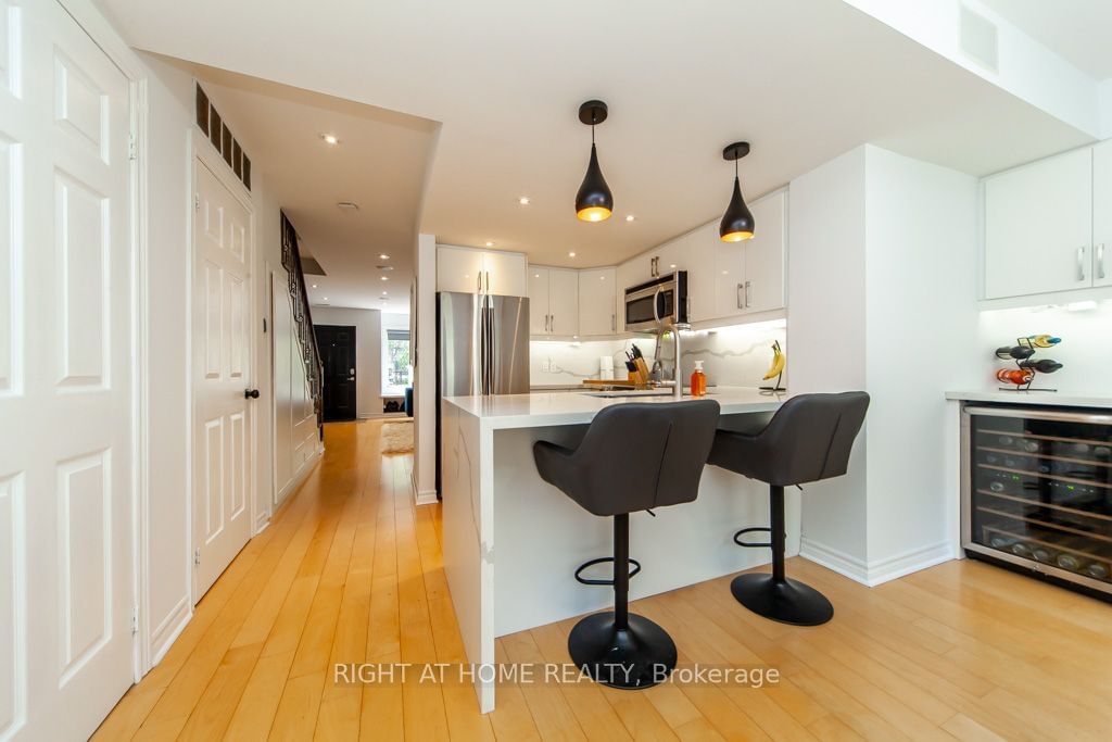 208 Niagara St, unit 36 for sale - image #13