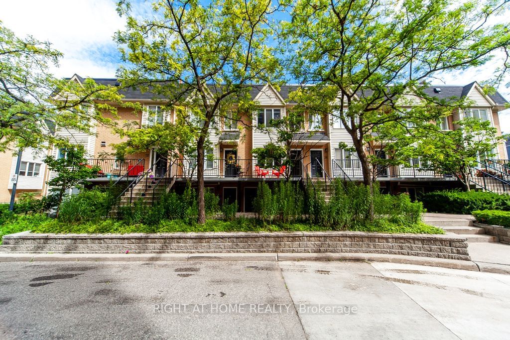 208 Niagara St, unit 36 for sale - image #2