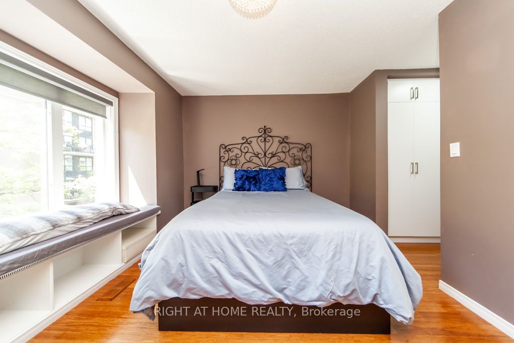 208 Niagara St, unit 36 for sale - image #21