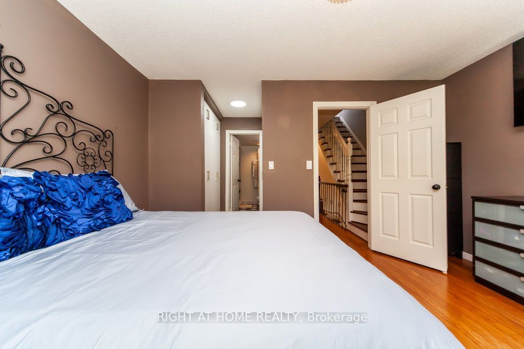 208 Niagara St, unit 36 for sale - image #22