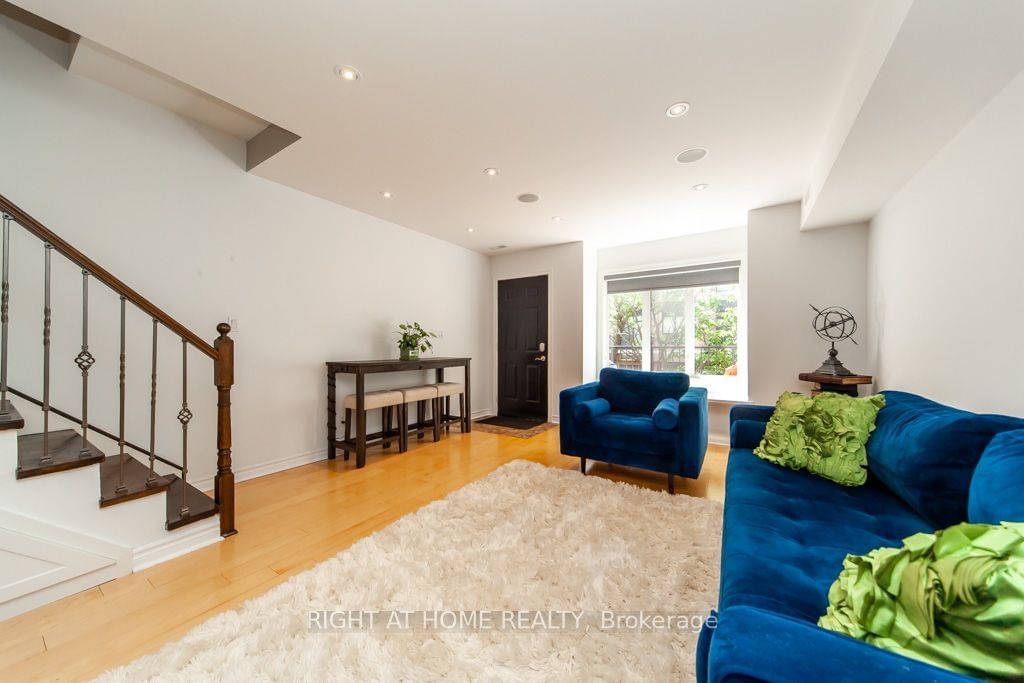 208 Niagara St, unit 36 for sale - image #3