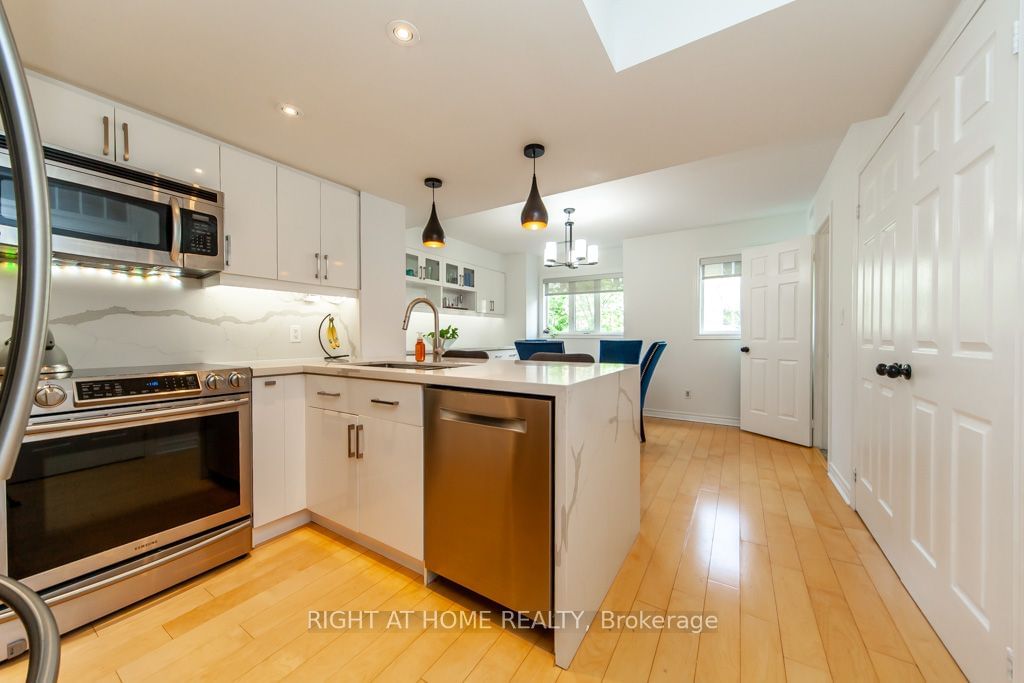 208 Niagara St, unit 36 for sale - image #6