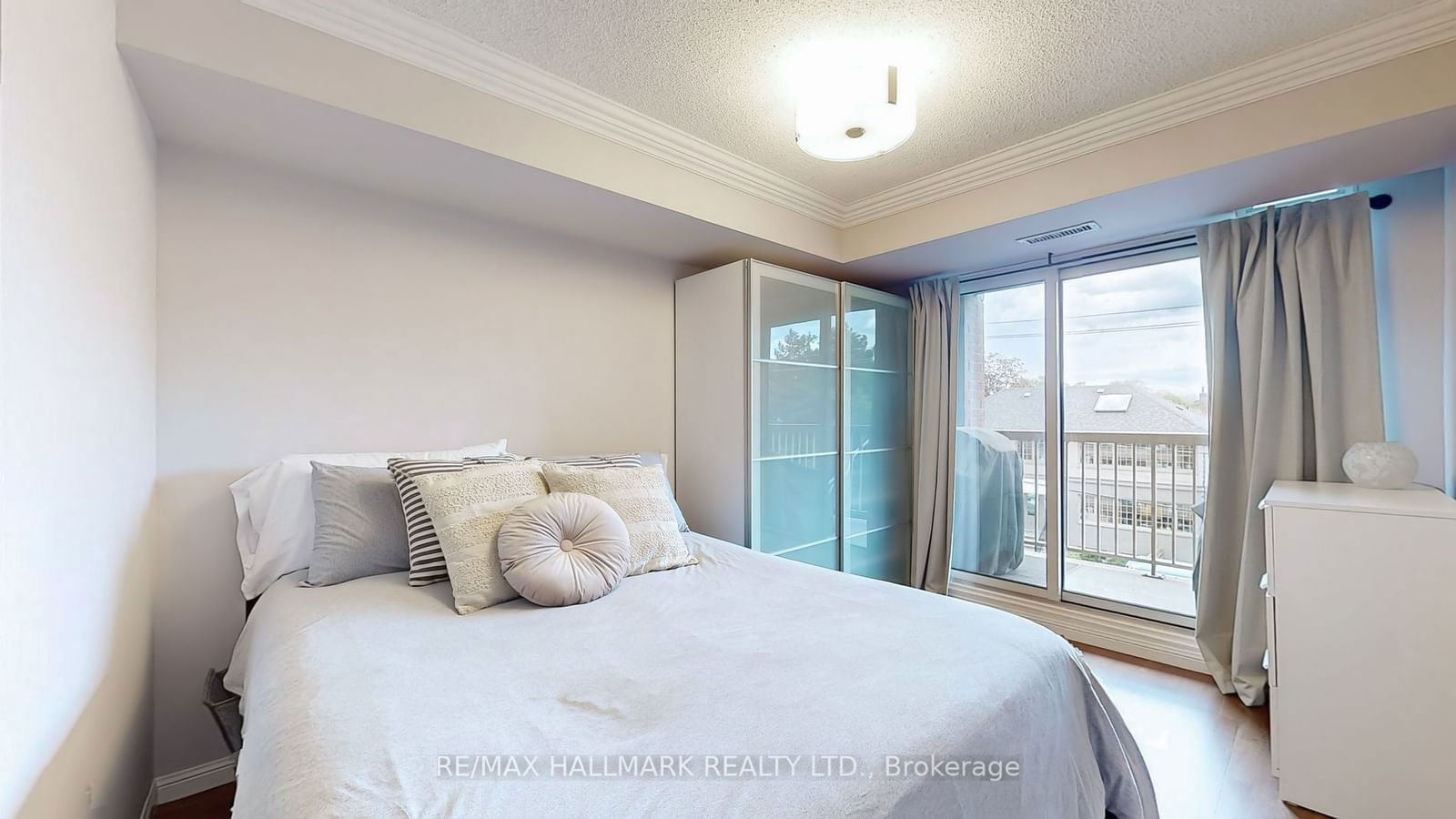 900 Mount Pleasant Rd, unit 323 for sale - image #14