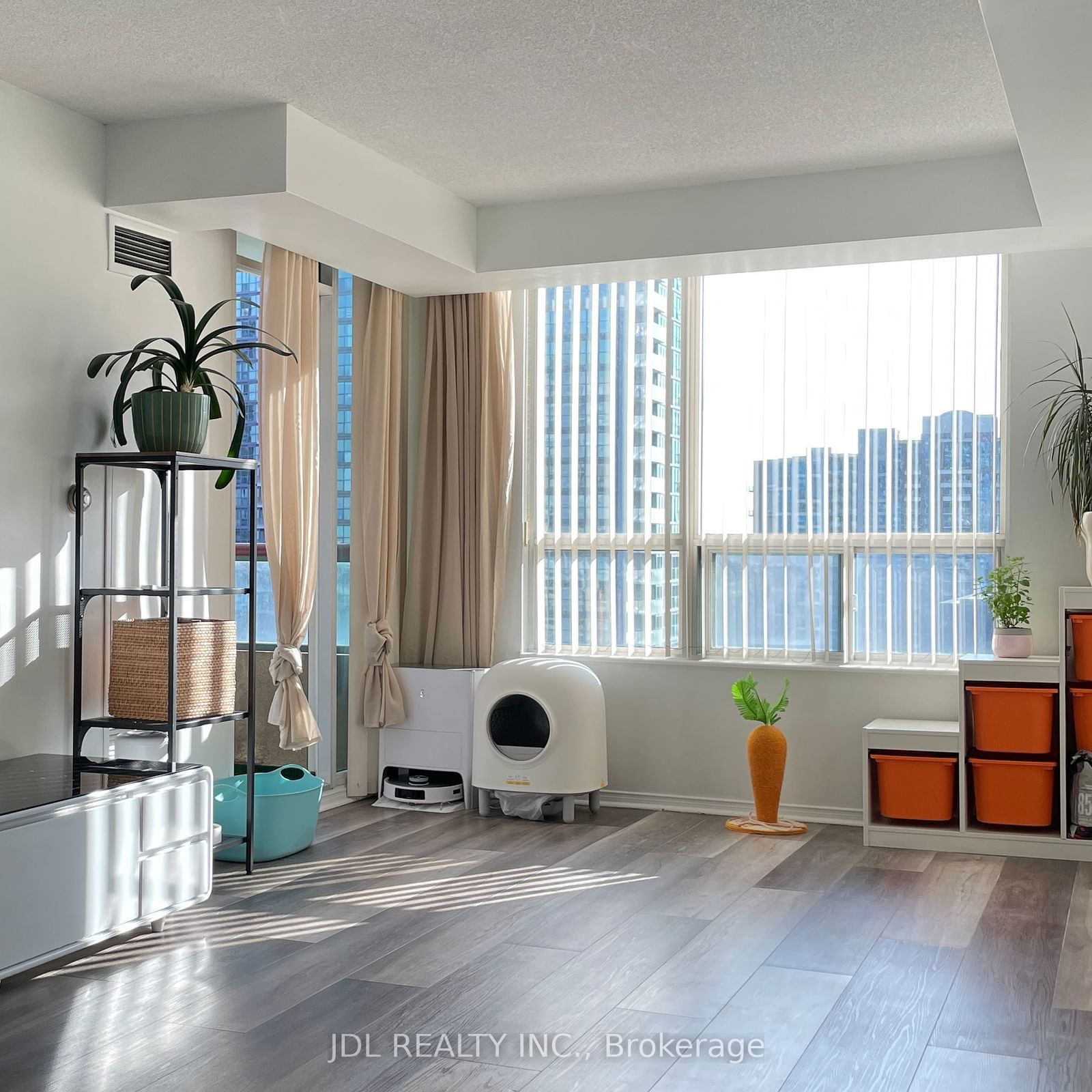 238 Doris Ave, unit 1602 for sale - image #2