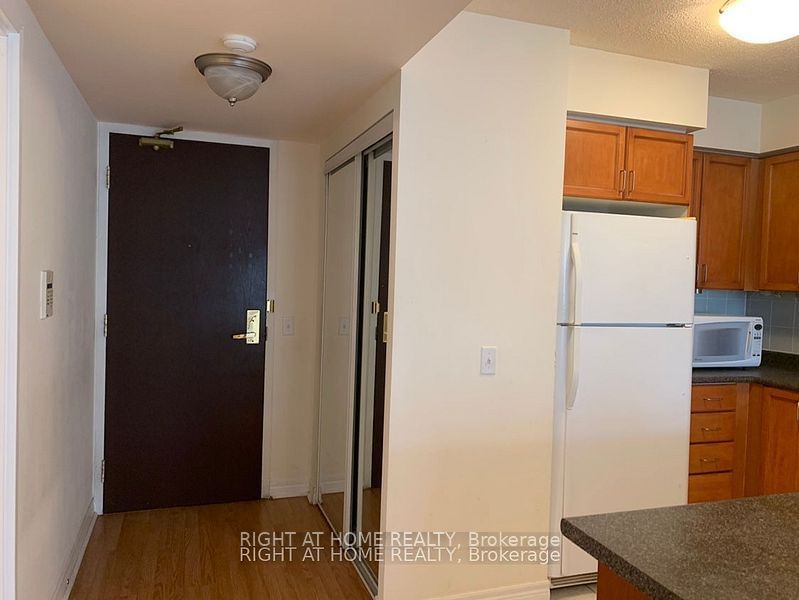 18 Parkview Ave, unit 1903 for rent - image #2