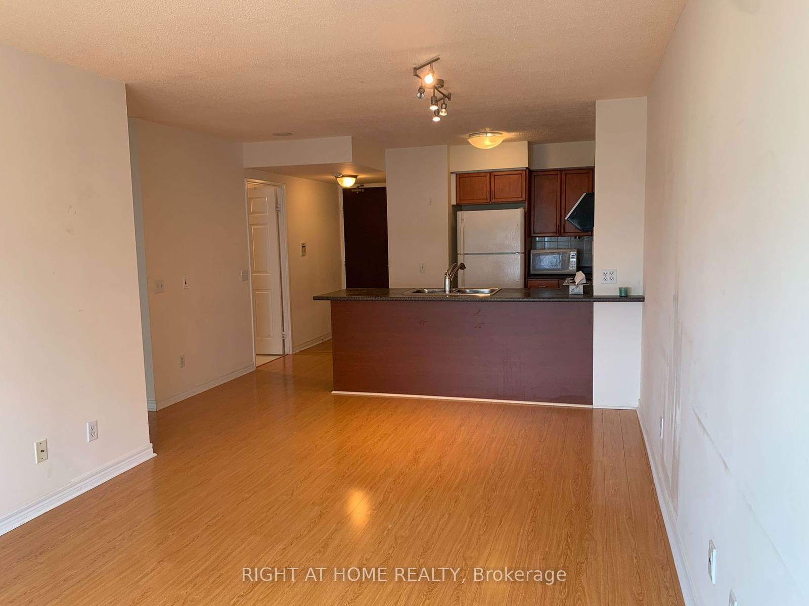 18 Parkview Ave, unit 1903 for rent - image #3