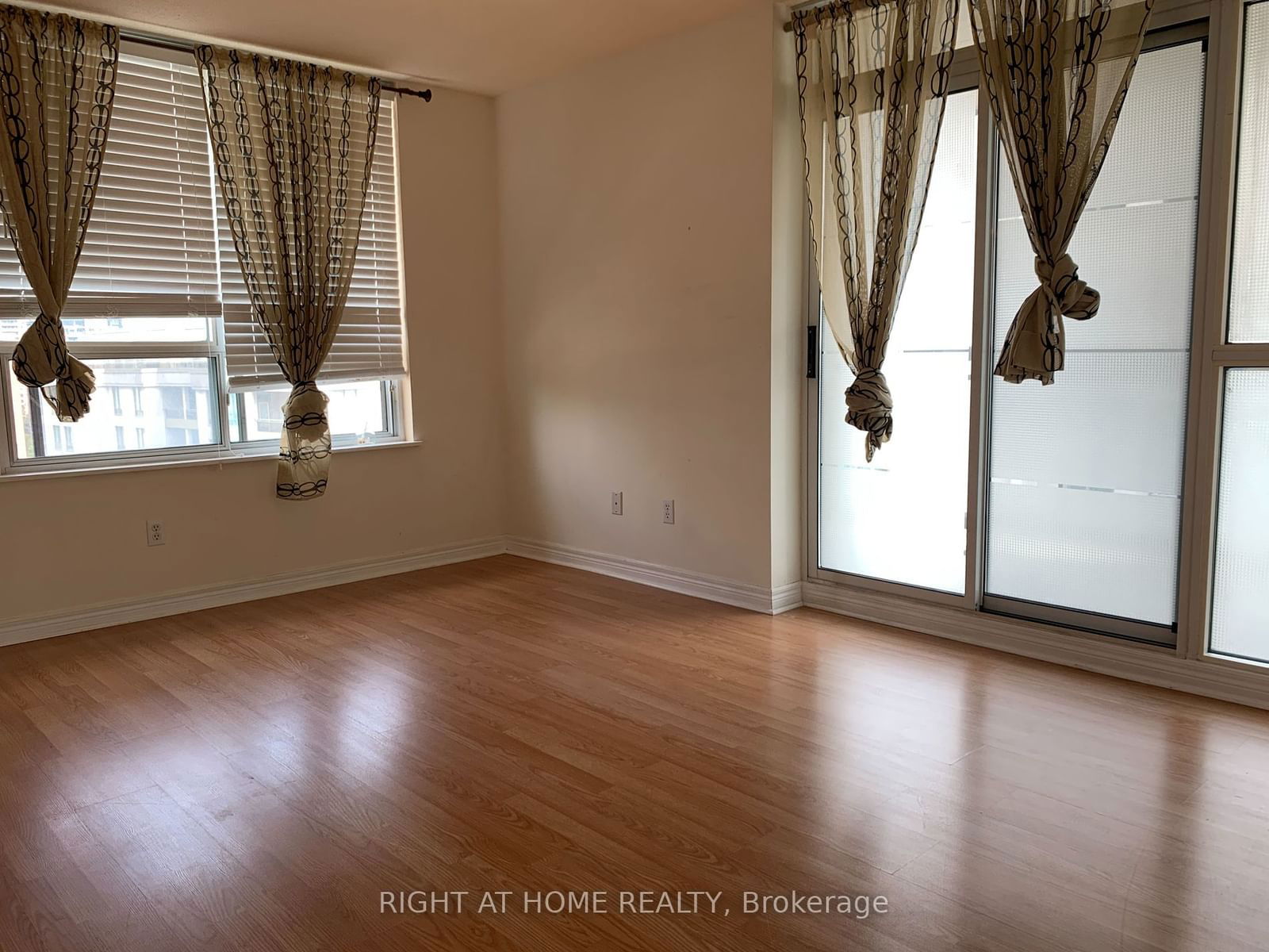 18 Parkview Ave, unit 1903 for rent - image #9