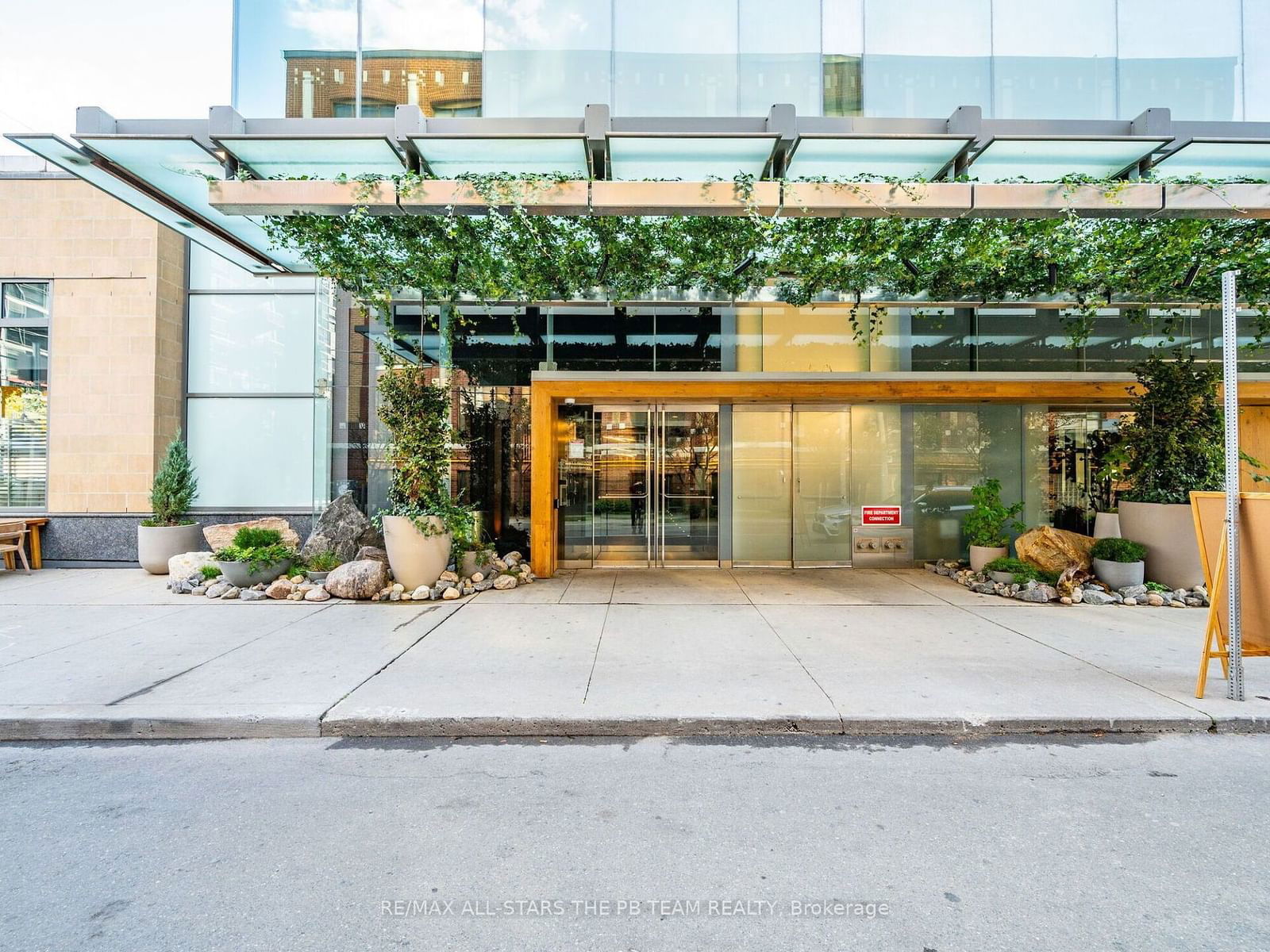 552 Wellington St W, unit 1205 for rent