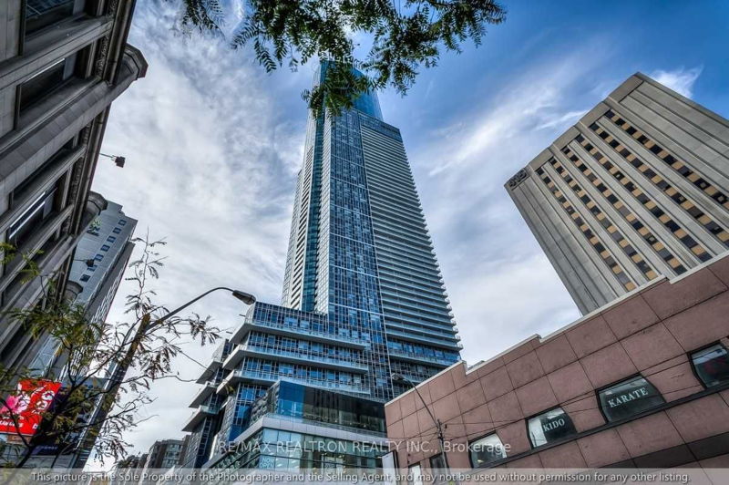 386 Yonge St, unit 807 for rent - image #1