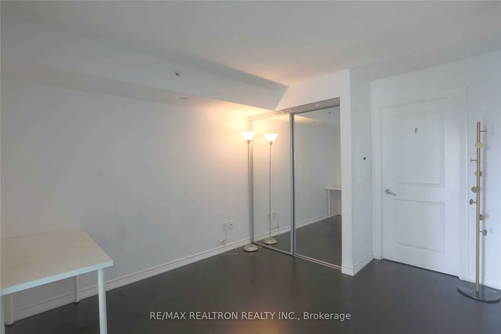 386 Yonge St, unit 807 for rent