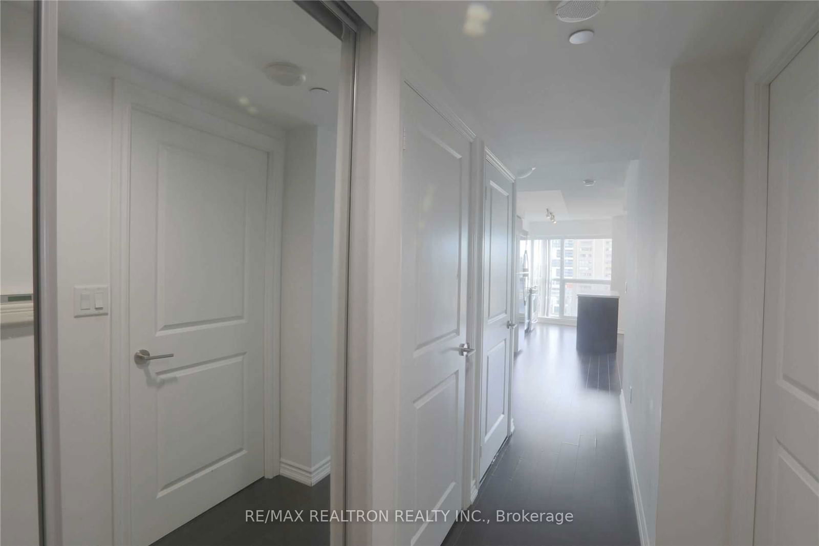 386 Yonge St, unit 807 for rent