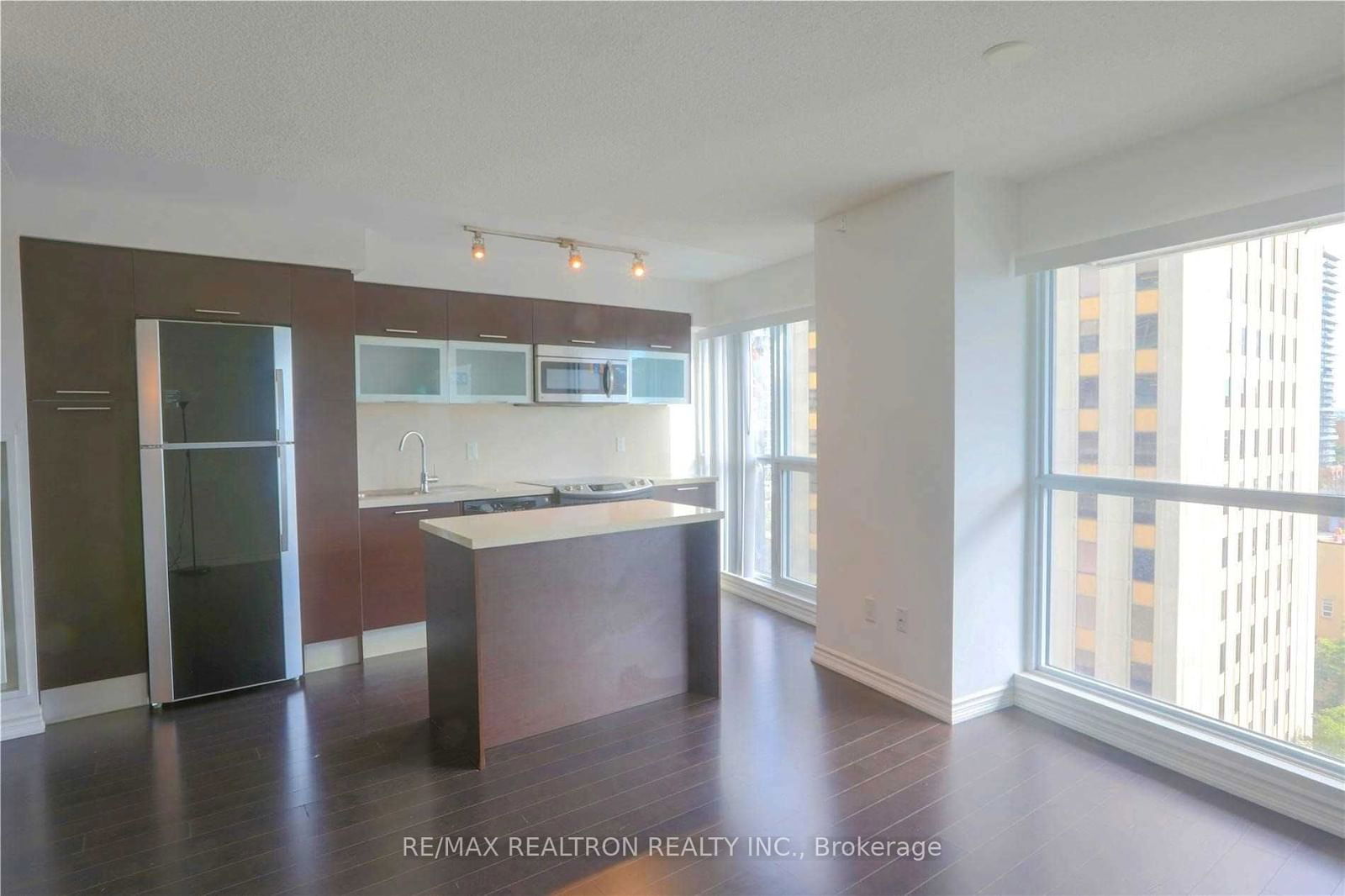 386 Yonge St, unit 807 for rent