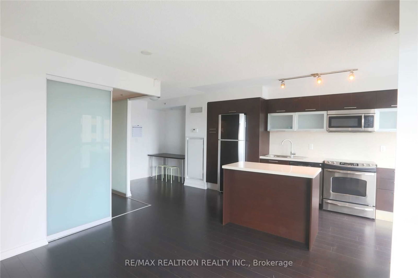 386 Yonge St, unit 807 for rent