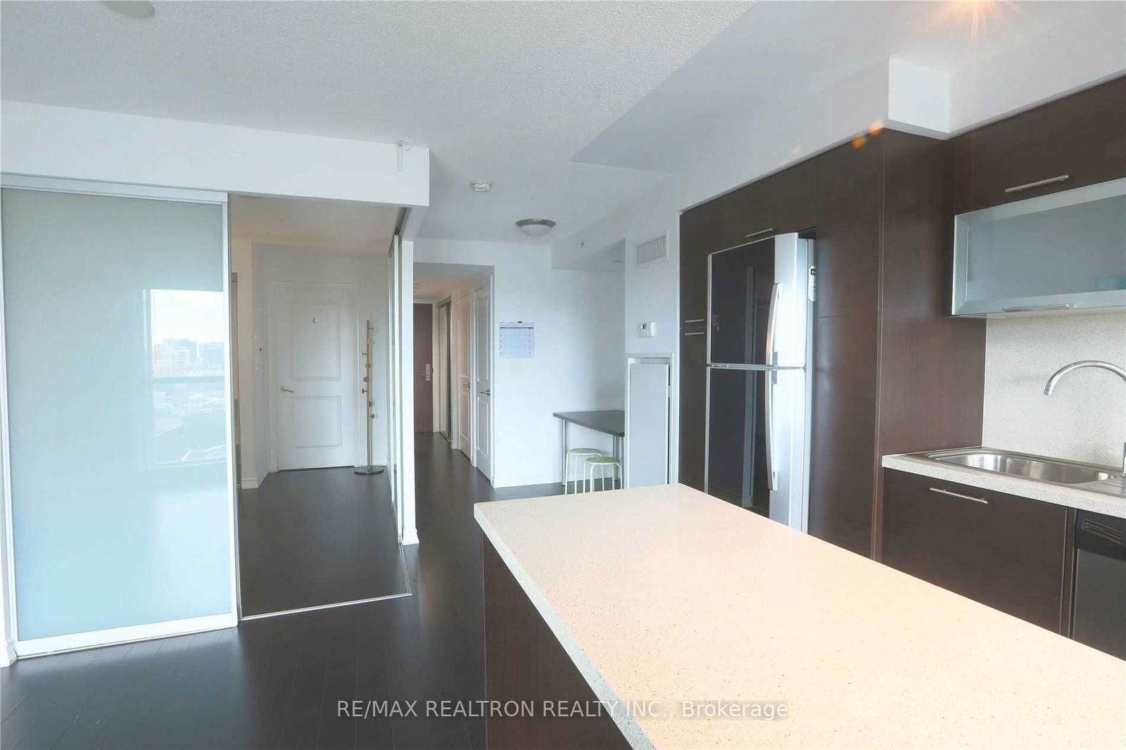 386 Yonge St, unit 807 for rent