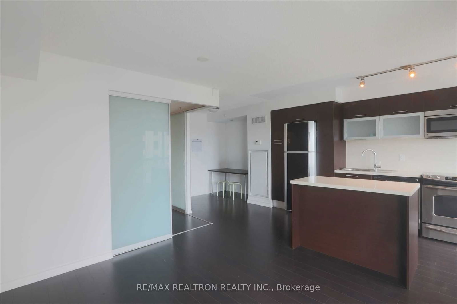 386 Yonge St, unit 807 for rent