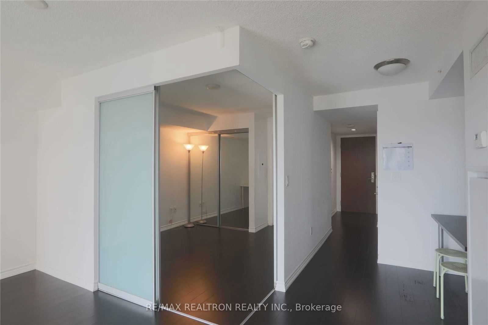 386 Yonge St, unit 807 for rent