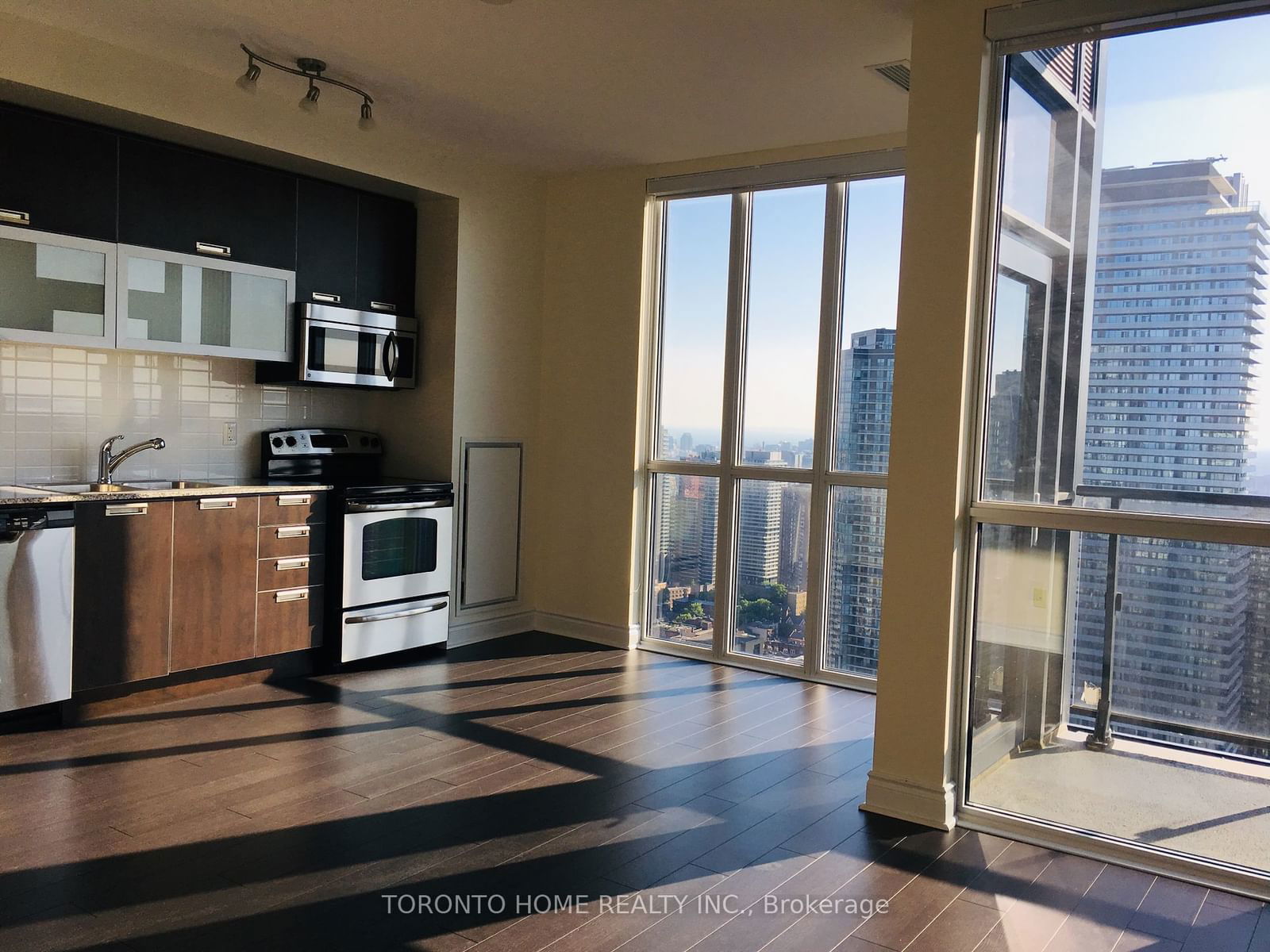 28 Ted Rogers Way, unit PH07 for sale - image #2