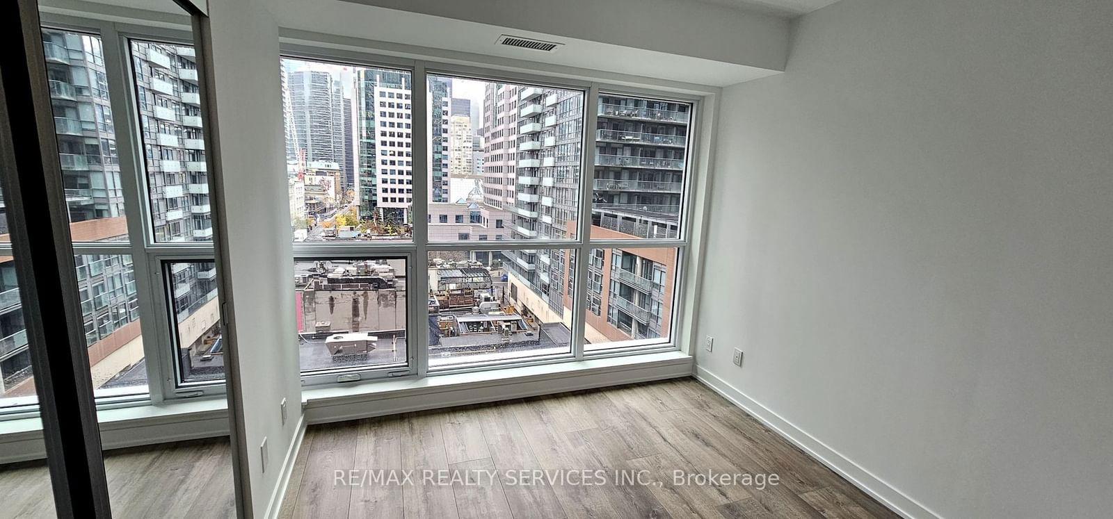 327 King St W, unit 708 for sale