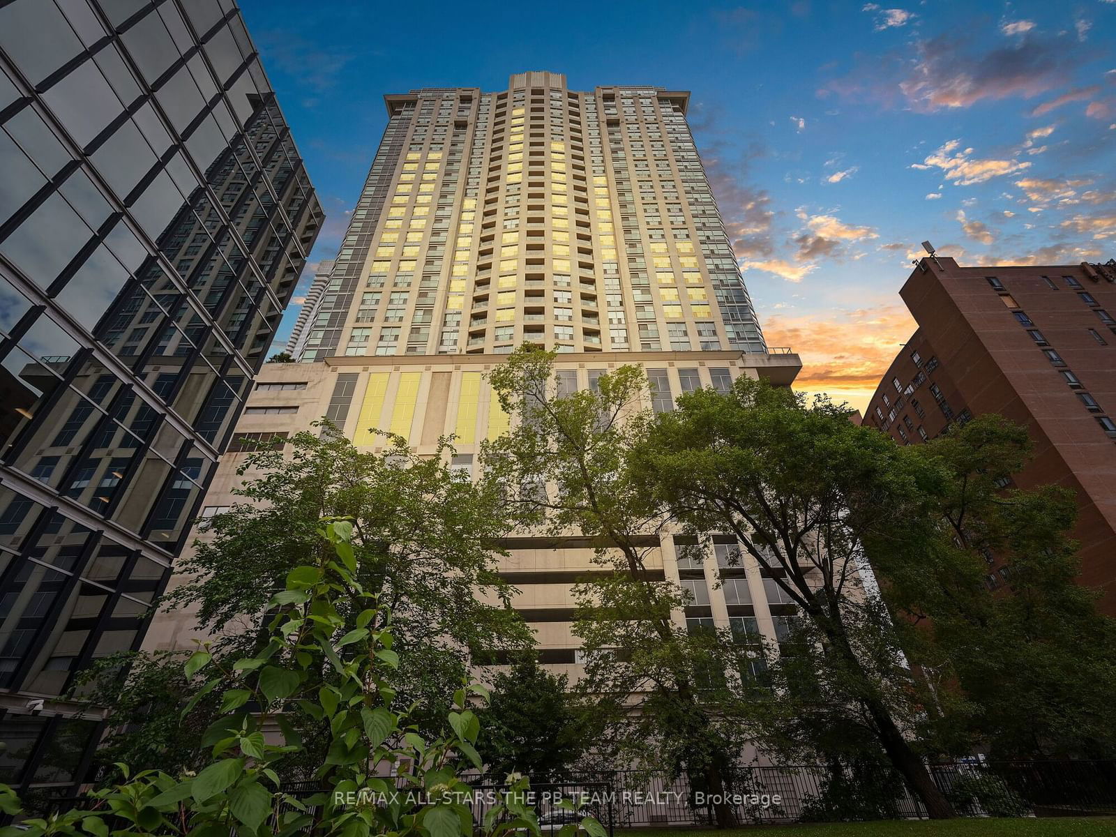 8 Park Rd, unit 1911 for sale - image #2