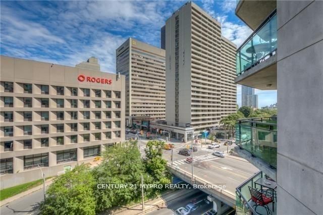 300 Bloor St E, unit 806 for rent