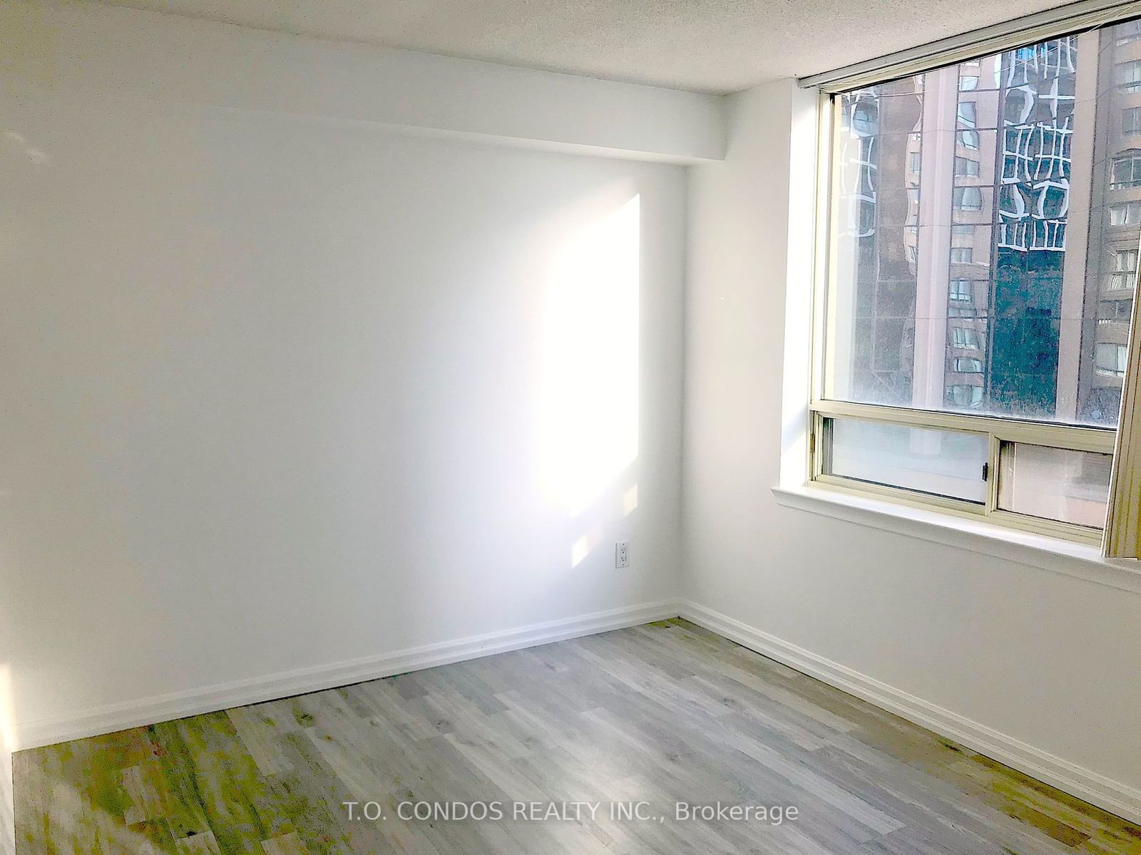 633 Bay St, unit 511 for sale