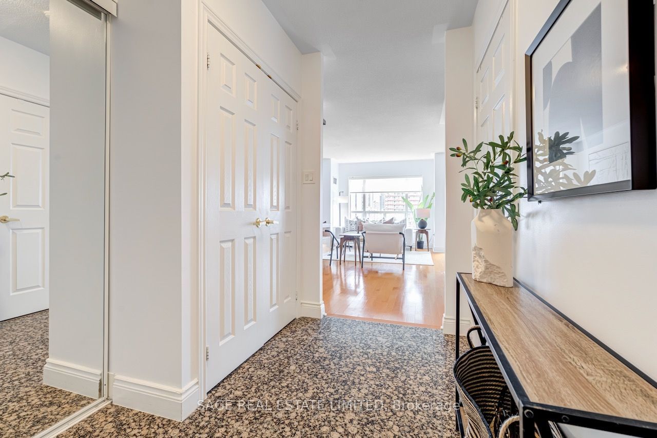 889 Bay St, unit 1612 for sale - image #4