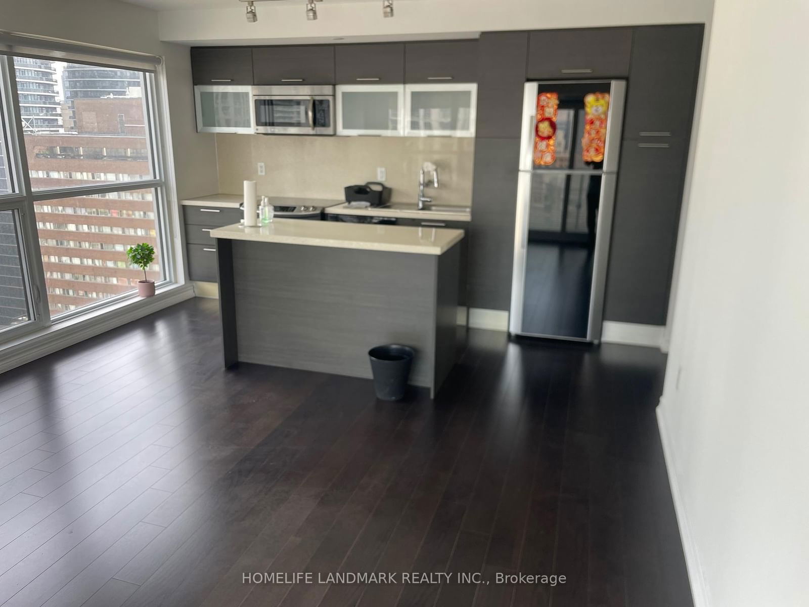 386 Yonge St, unit 1815 for rent - image #2