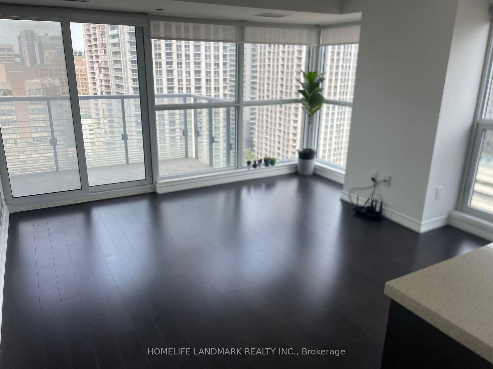 386 Yonge St, unit 1815 for rent - image #3