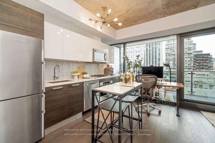 224 King St W, unit 1702 for sale - image #11