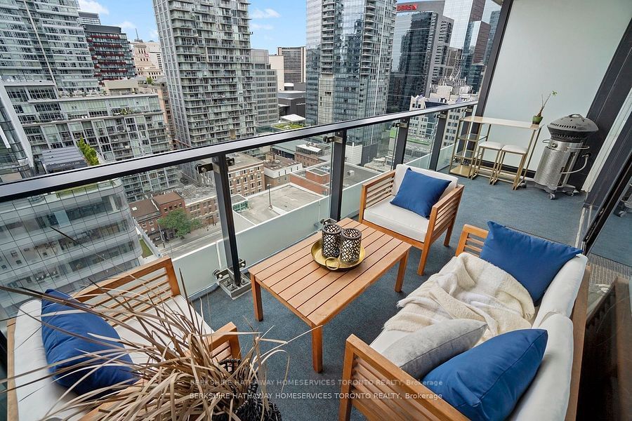 224 King St W, unit 1702 for sale