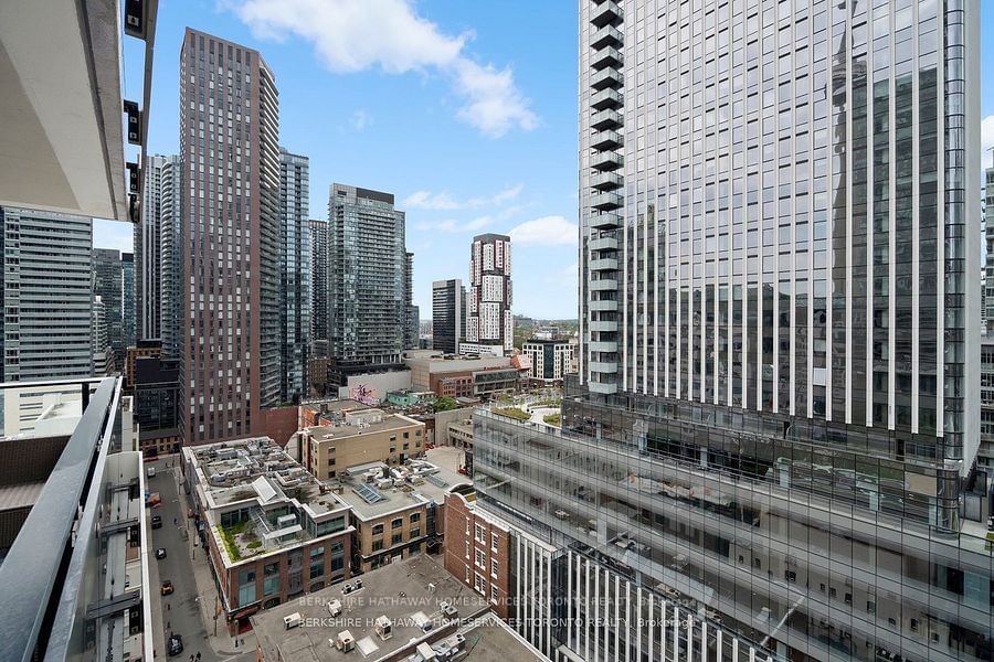 224 King St W, unit 1702 for sale